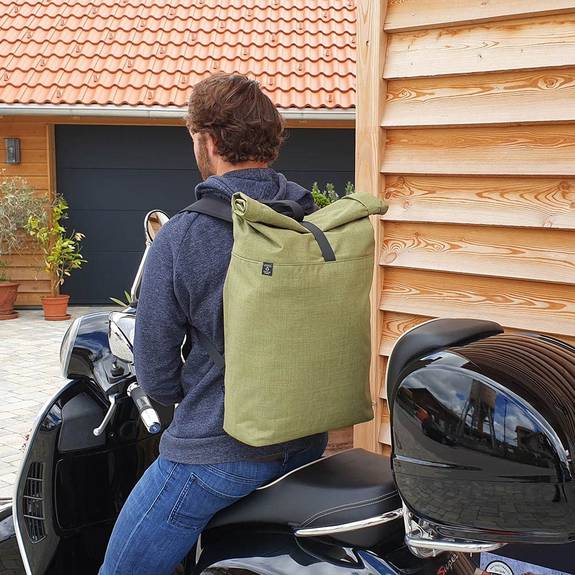 Rollrucksack mit Logo als Onboarding Geschenk