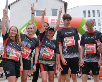 Team-Bild mit Werbe-Laufshirts mit Allover Print von Lerche