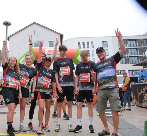 Team-Bild mit Werbe-Laufshirts mit Allover Print von Lerche