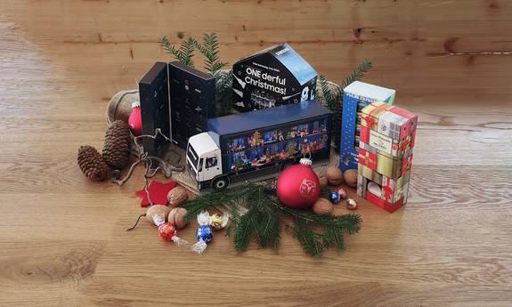 Individuell bedruckbare Adventskalender mit Firmenlogo in Sonderformen als Haus oder LKW mit weihnachtlicher Deko  