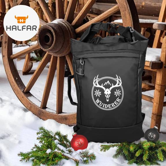 Stimmungsvolles Produktfoto zur Weihnachtszeit: Schwarzer Rollrucksack mit großem Firmenlogoaufruck im Schnee vor mit Tannenzweigen und Christbaumkugeln