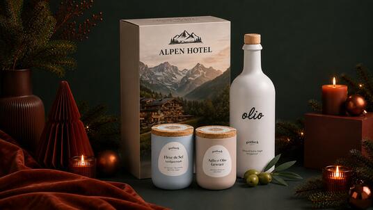 Individuell gestaltetes Potluck Geschenkset mit Olivenöl, zwei Gewürzdosen und Geschenkbox in weihnachtlicher Dekoration. Individuell gestaltetes Potluck Geschenkset mit Olivenöl, zwei Gewürzdosen und Geschenkbox in weihnachtlicher Dekoration.