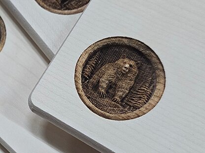 Brandstempel als Werbeanbringung auf Holzschneidebrett