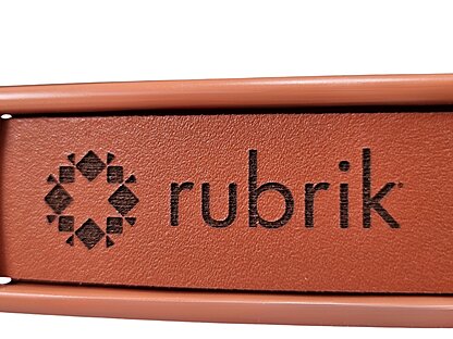 Detailaufnahme Lasergravur auf Lederband für Rubrik