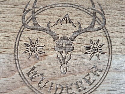 Detailaufnahme Lasergravur auf Buchendeckel