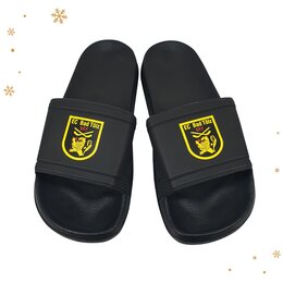 Schwarze Werbe-Badelatschen mit Tölzer Löwen Logo in gelb