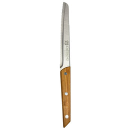 Freigestelltes Brotmesser mit gezahnter Edelstahlklinge, graviertem Schriftzug auf der Klinge und braunem Bambusgriff mit drei silbernen Nieten auf hellem Hintergrund