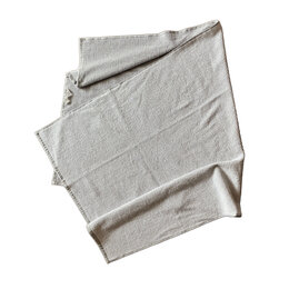 Helles Duschtuch mit Waffelpiqué-Struktur mit Logo. 70 x 140 cm lang und gefaltet auf weißem Hintergrund.