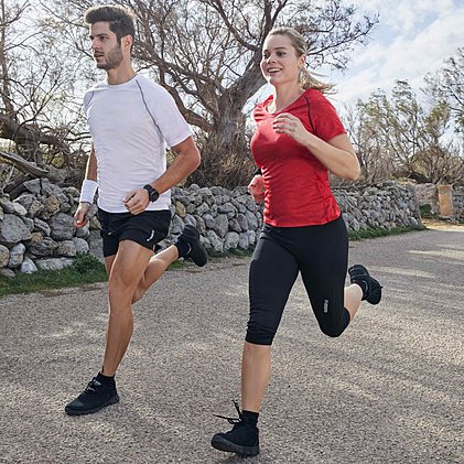 Werbe-Sportshirt für Herren und Damen mit kontrastfarbigen Flatlocknähte im Vorder- und Rückenteil