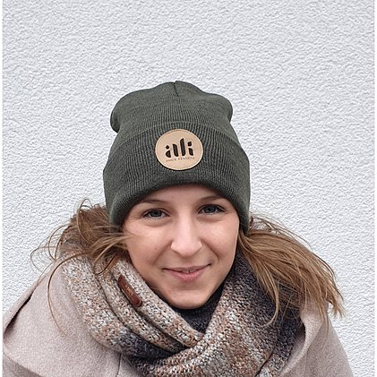 Werbe-Mütze Beanie mit Umschlag am Modell