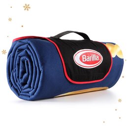 Picknickdecke zusammengerollt mit Barilla-Logo aufgedruckt.