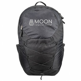 Schwarzer Deuter Daypack 25 L mit weißem Logodruck von MOON Language Collee,g Frontfach und Elastikkordel.