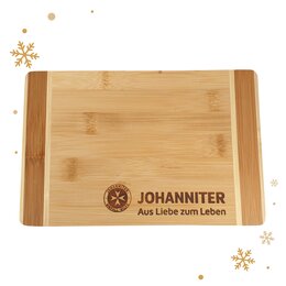 Schneidebrett aus zweifarbigem Bambus mit Brandstempel-Logo auf der Vorderseite