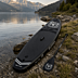 Schwarzes Stand-up-Paddle-Board mit Wuiderer Logo am See