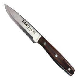Freigestelltes Werbe-Steakmesser mit gezahnter Edelstahlklinge, schwarzer Logo-Gravur auf der Klinge und dunkelbraunem Holzgriff mit drei silbernen Nieten auf hellem Hintergrund