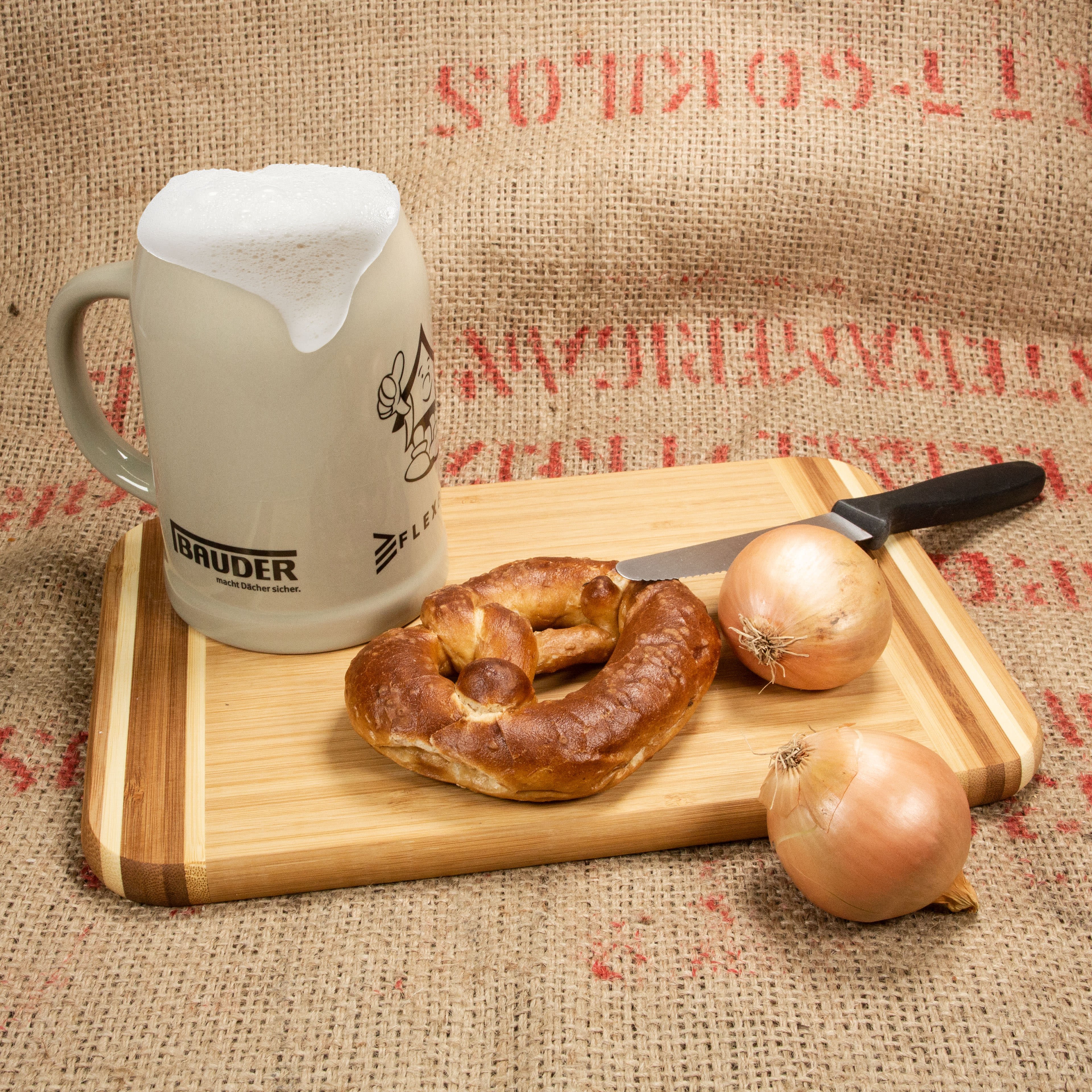 Bedruckter Steinzeug-Bierkrug 0,5l mit Brotzeitbrett