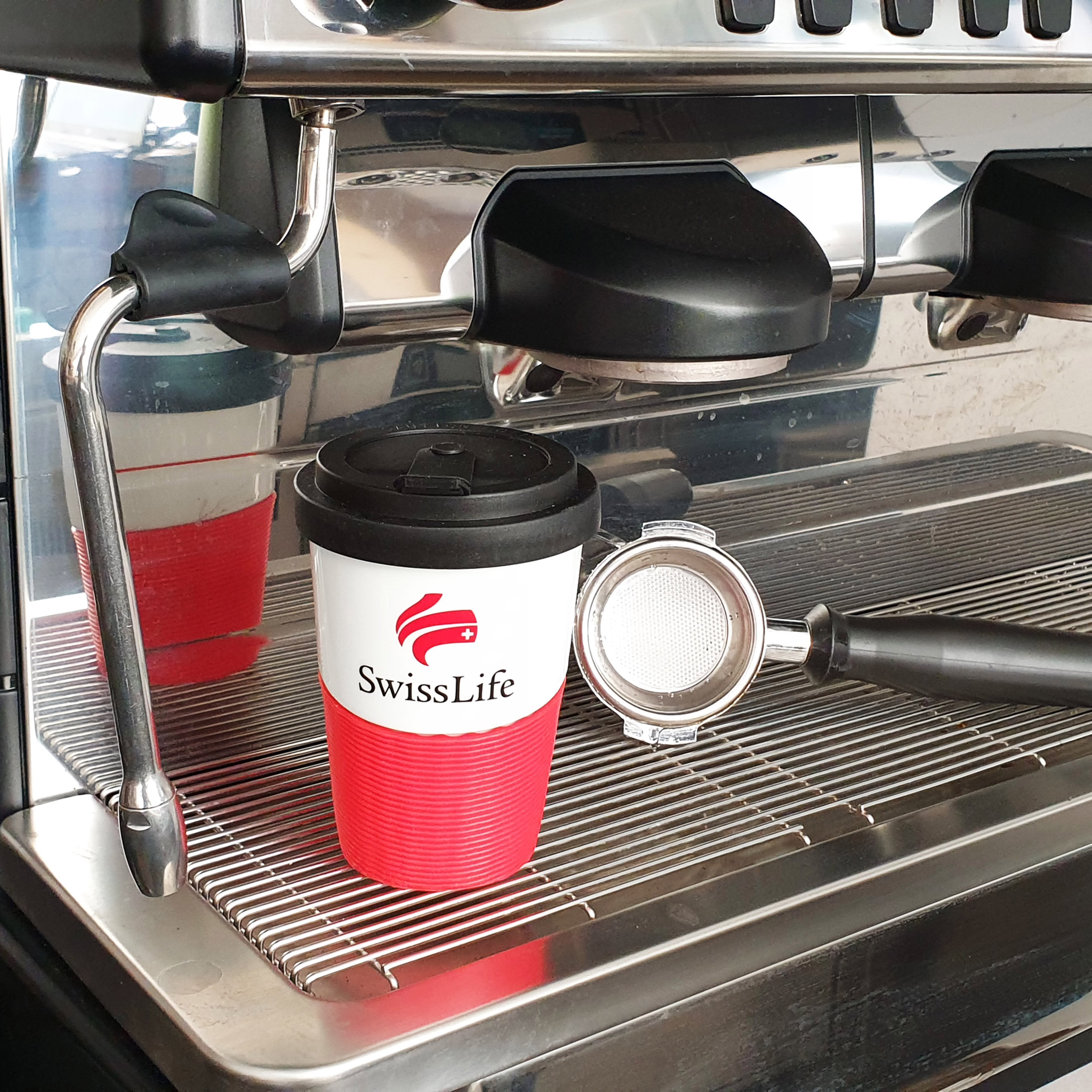 Werbe-Tasse Coffee o Go Becher Wave unter Kaffeemaschine
