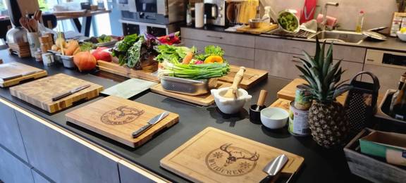 In Reihe und Glied warten die Arbeitsbereiche auf die Kursteilnehmer